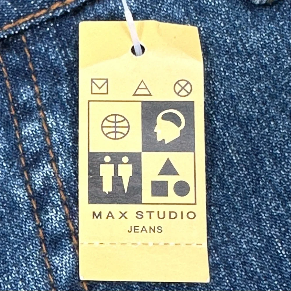 MAX STUDIO Capris Jeans Size 4 Cuffed 4 Pockets cropped New